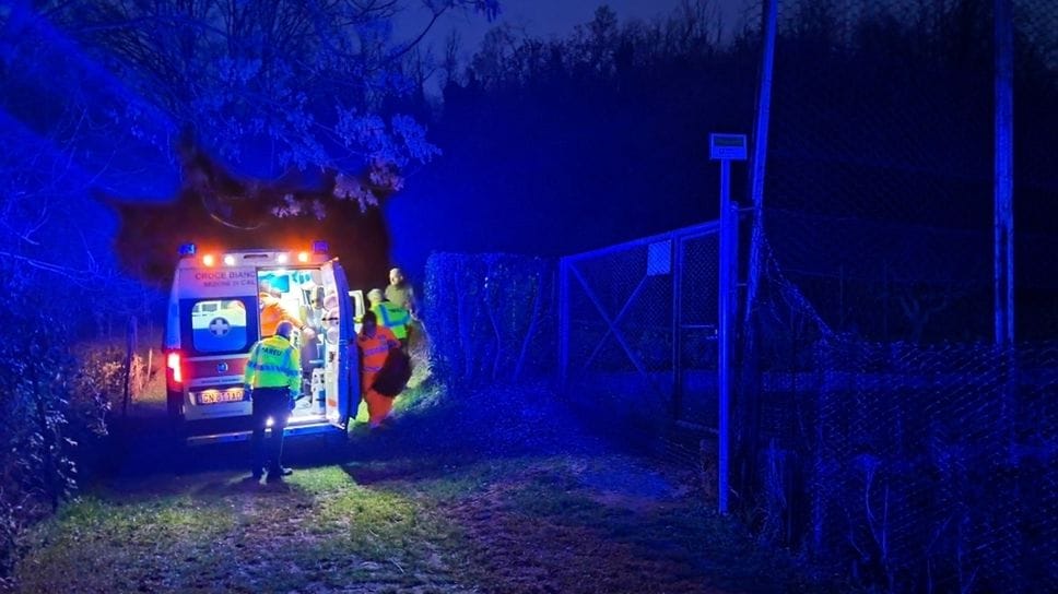 L’ambulanza ieri sul luogo dell’incidente, a Calusco d’Adda. Un uomo di 80 anni è grave dopo essersi ferito con la motozappa mentre lavorava nell’orto
