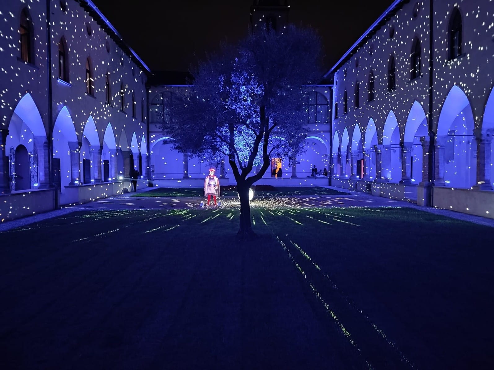 Il chiostro illuminato