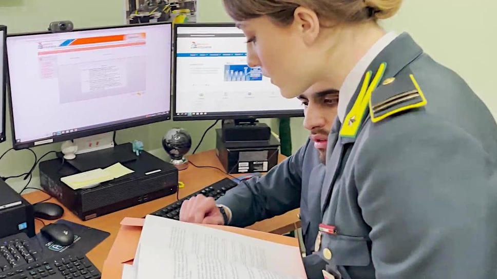 Una foto d’archivio della Guardia di finanza al lavoro