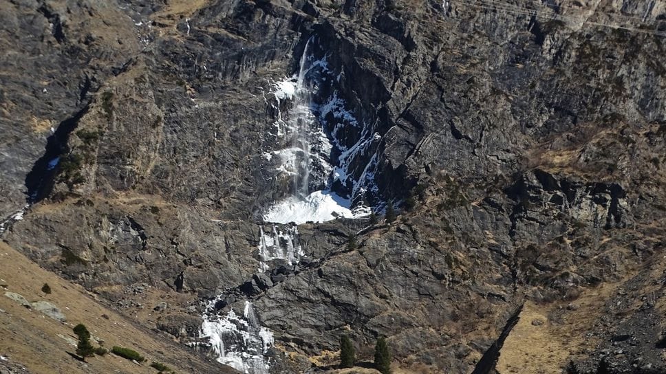 Basse temperature e forte vento in quota: tornano a ghiacciarsi le cascate del Serio - Foto