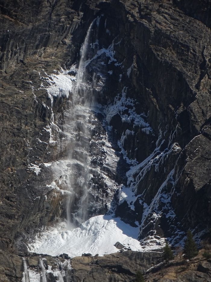 Basse temperature e forte vento in quota: tornano a ghiacciarsi le cascate del Serio - Foto