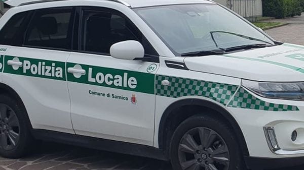 Con lo scooter contro un’auto fugge, preso senza patente e assicurazione: maxi multa per un 17enne