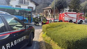Scontro tra auto e autobus a Piario: due ferite lievi