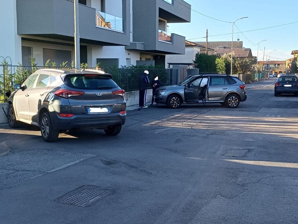 Dalmine, auto contro moto:  ferito un 62enne. Poco distante anche un frontale-Foto