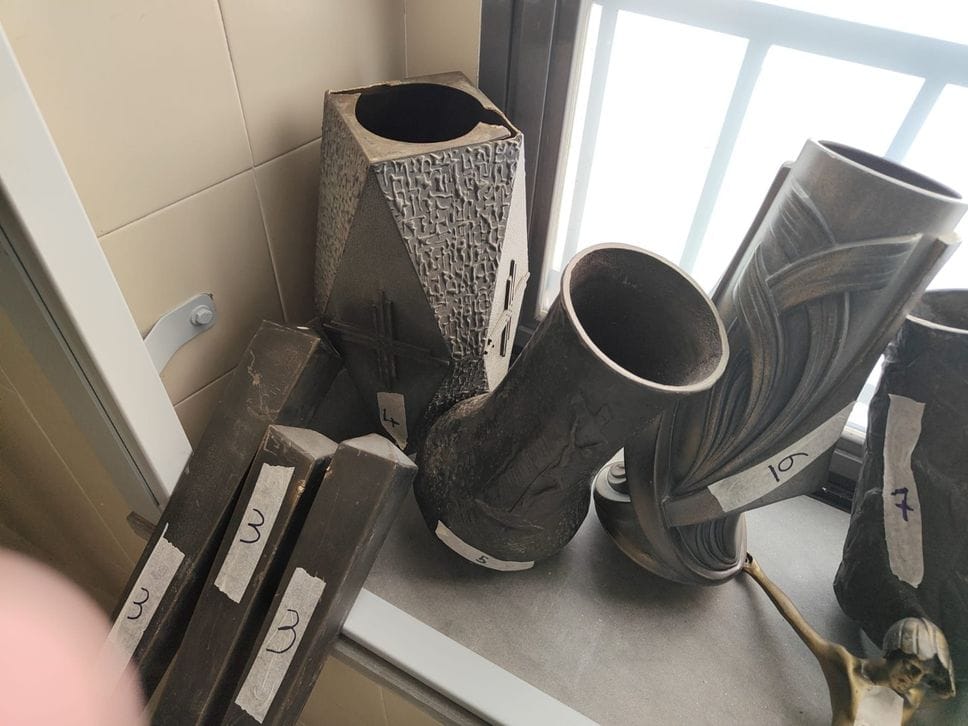 Furti seriali nei cimiteri della Bassa, fermato un uomo con l’auto piena di oggetti funebri