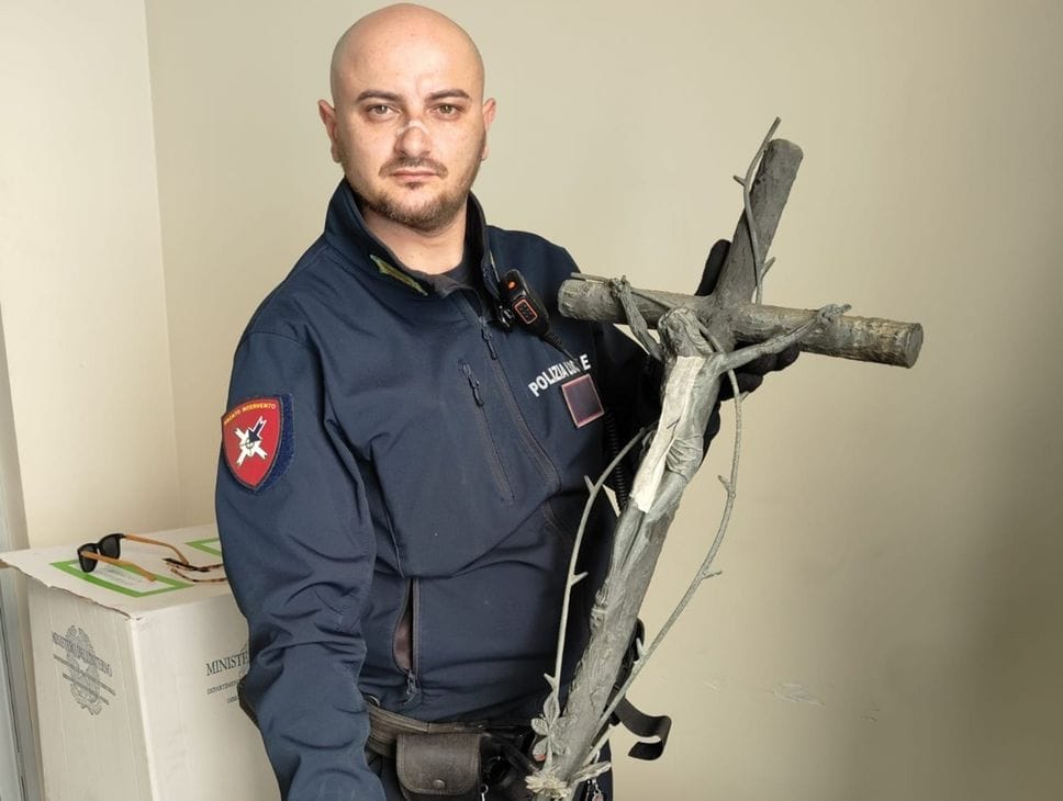 Furti seriali nei cimiteri della Bassa, fermato un uomo con l’auto piena di oggetti funebri