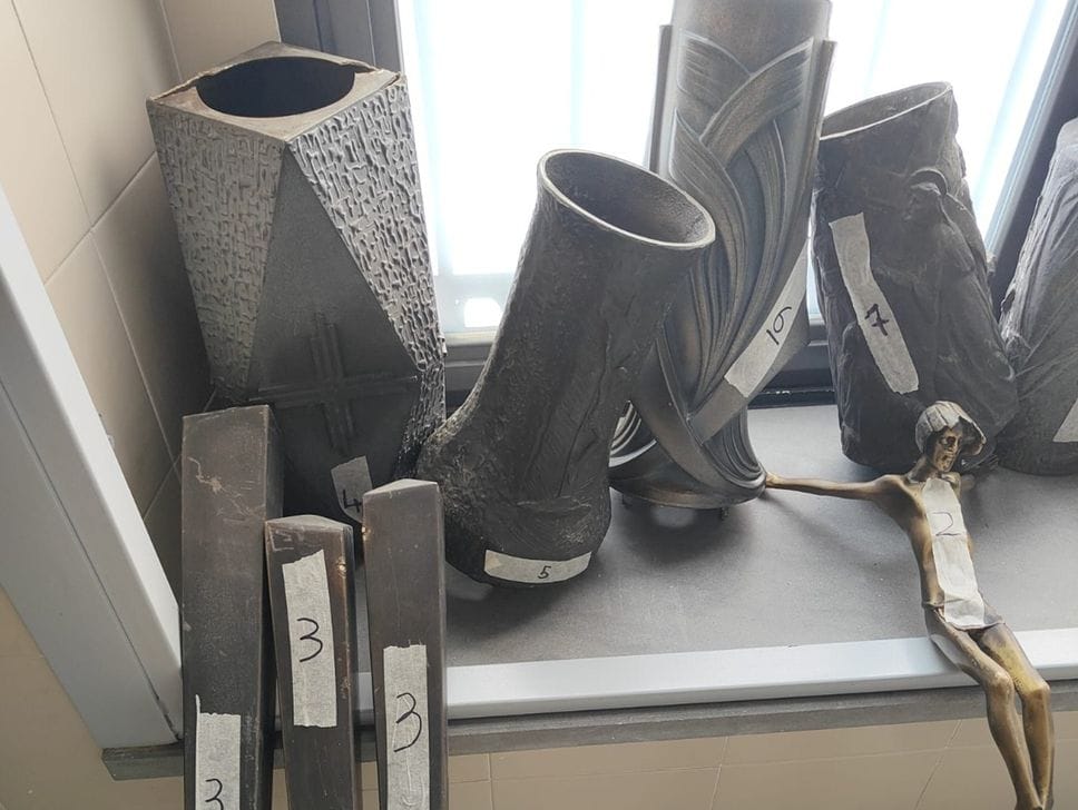 Furti seriali nei cimiteri della Bassa, fermato un uomo con l’auto piena di oggetti funebri