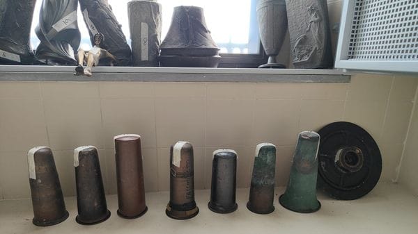 Furti seriali nei cimiteri della Bassa, fermato un uomo con l’auto piena di oggetti funebri