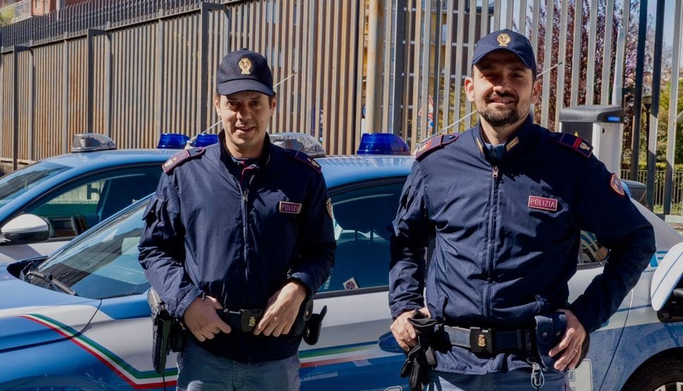 I poliziotti del grazie sulla lavagna dopo il referendum: «Ci è a cuore il futuro dei ragazzi»