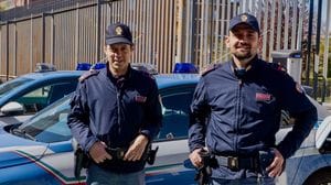 I poliziotti del grazie sulla lavagna dopo il referendum: «Ci è a cuore il futuro dei ragazzi»