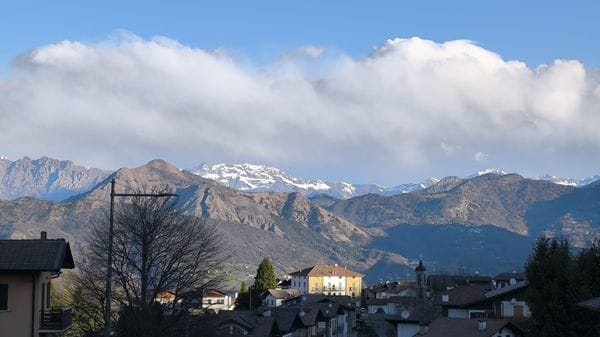 Le Alpi fanno da barriera: sul versante svizzero  neve, sulle Orobie raffiche fino a 90km/h ma cielo azzurro