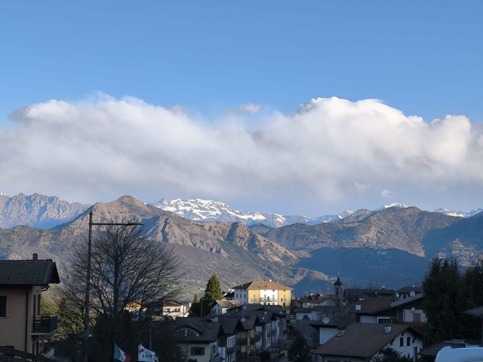 Le Alpi fanno da barriera: sul versante svizzero  neve, sulle Orobie raffiche fino a 90km/h ma cielo azzurro