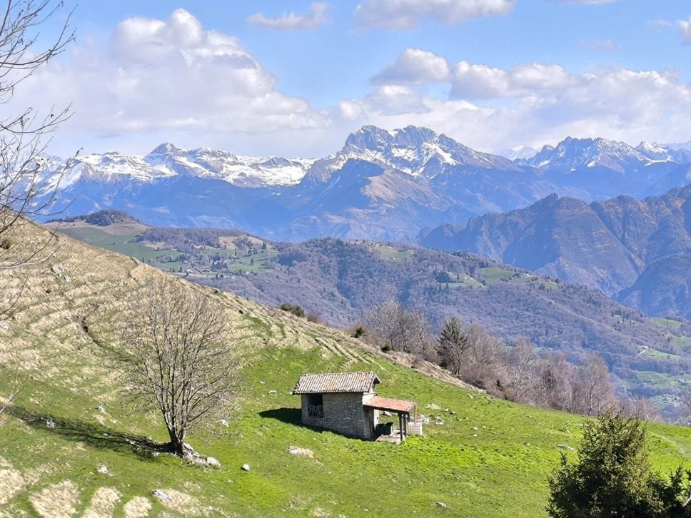 Le Alpi fanno da barriera: sul versante svizzero  neve, sulle Orobie raffiche fino a 90km/h ma cielo azzurro