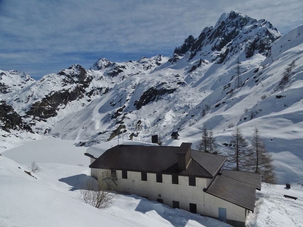 Orobie, oltre un metro di neve in meno rispetto a un anno fa - La foto al Curò a confronto