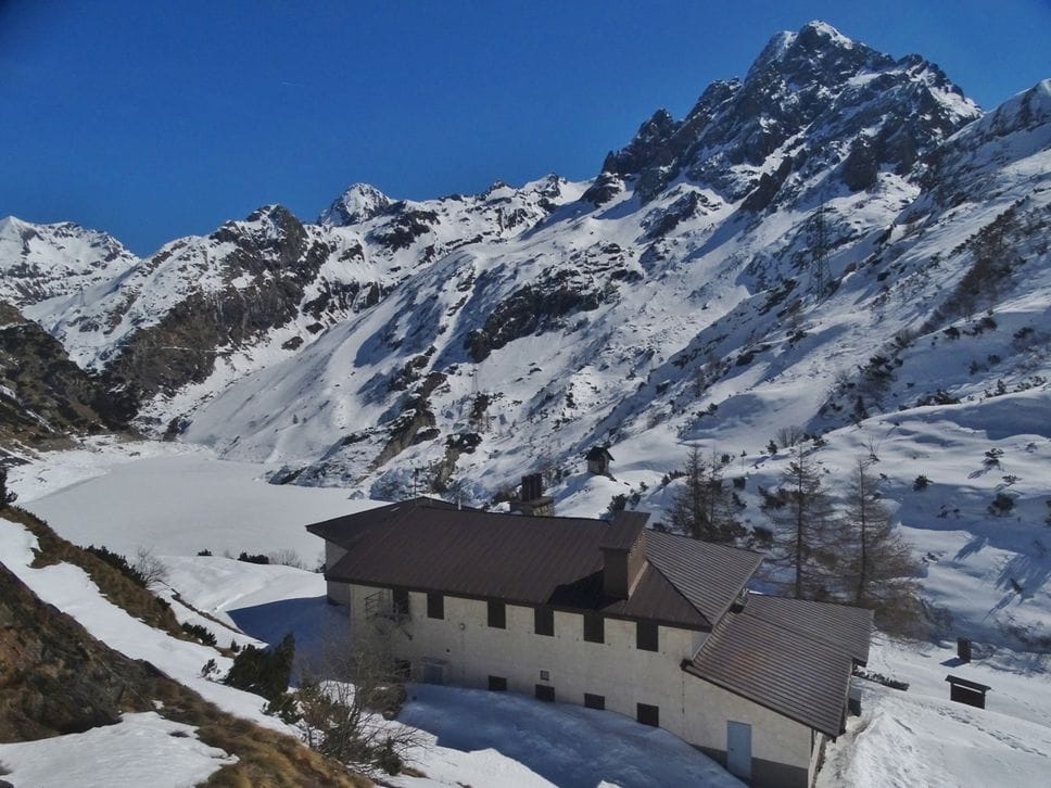 Orobie, oltre un metro di neve in meno rispetto a un anno fa - La foto al Curò a confronto