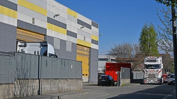 Pognano, operaio di 46 anni schiacciato da un macchinario: è grave