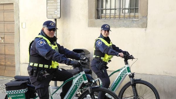 Polizia locale con l’e-bike in Città Alta, al via un servizio sperimentale