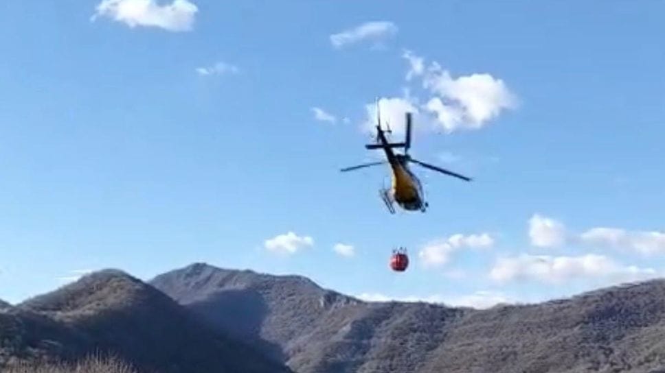 Ponteranica, incendio boschivo in val Braghizza: interviene l’elicottero