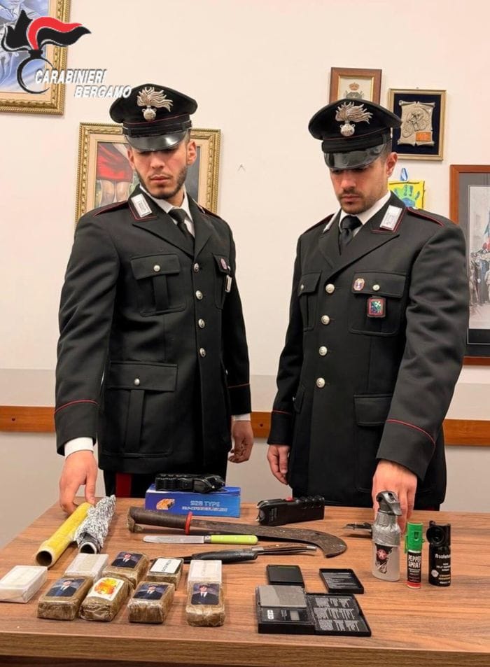 Quasi un chilo di hashish e armi in casa: arrestato 58enne a Osio Sotto