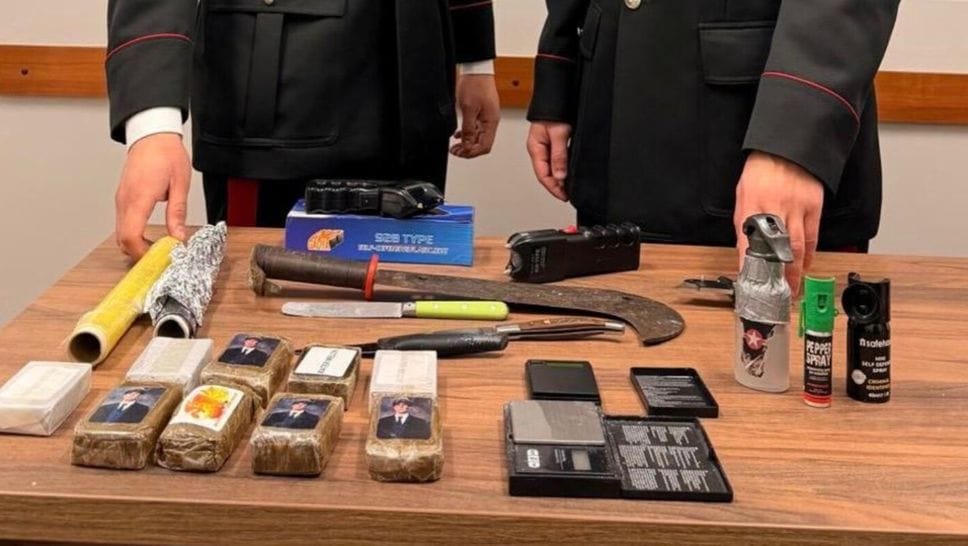 Quasi un chilo di hashish e armi in casa: arrestato 58enne a Osio Sotto
