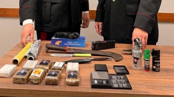 Quasi un chilo di hashish e armi in casa: arrestato 58enne a Osio Sotto