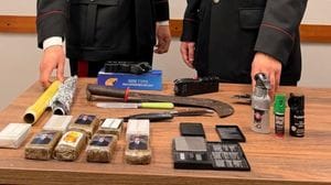 Quasi un chilo di hashish e armi in casa: arrestato 58enne a Osio Sotto