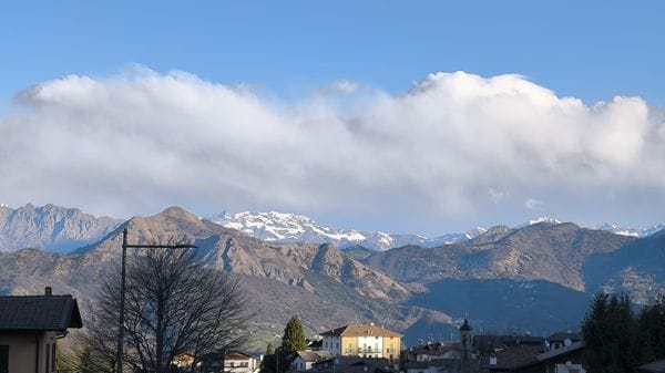Sul versante svizzero delle Alpi, maltempo e neve. In Bergamasca forte vento ma cielo azzurro
