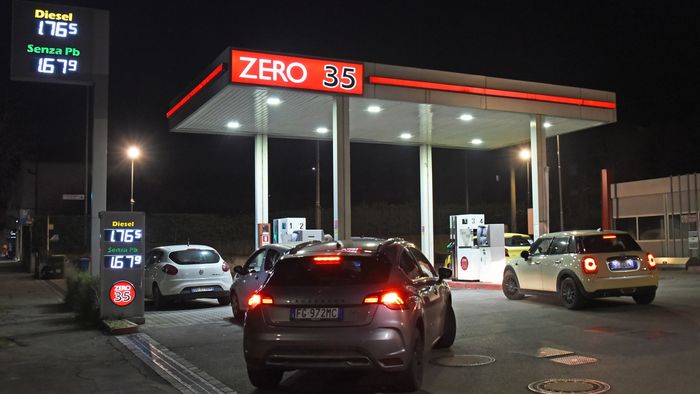 https://storage.ecodibergamo.it/media/photologue/2026/3/4/photos/cache/effetto-guerra-il-prezzo-del-diesel-si-impenna-arrivera-fino-ai-due-euro_c3ad4690-1749-11f1-b839-8063e8bdc6b5_1920_1080_v3_large_16_9.jpg