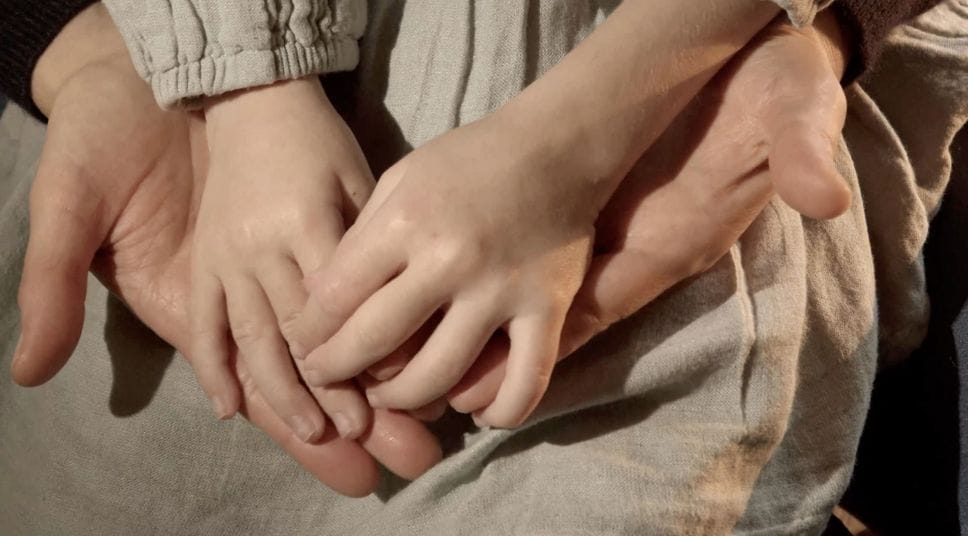 «Studio di mani», il video che concentra l’attenzione sul gesto come forma primaria di relazione