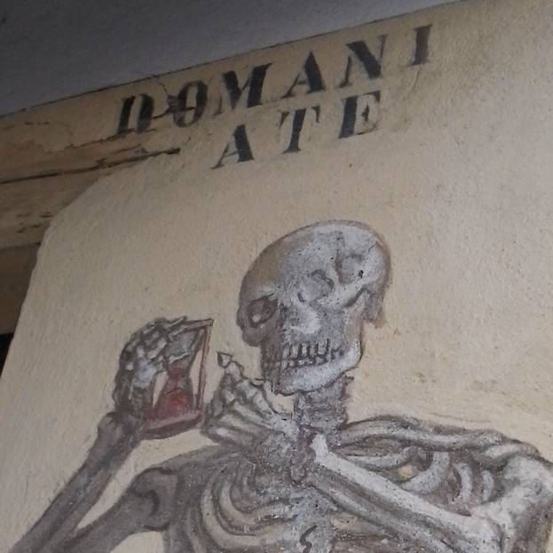 Uno degli scheletri della chiesetta del Pendolér