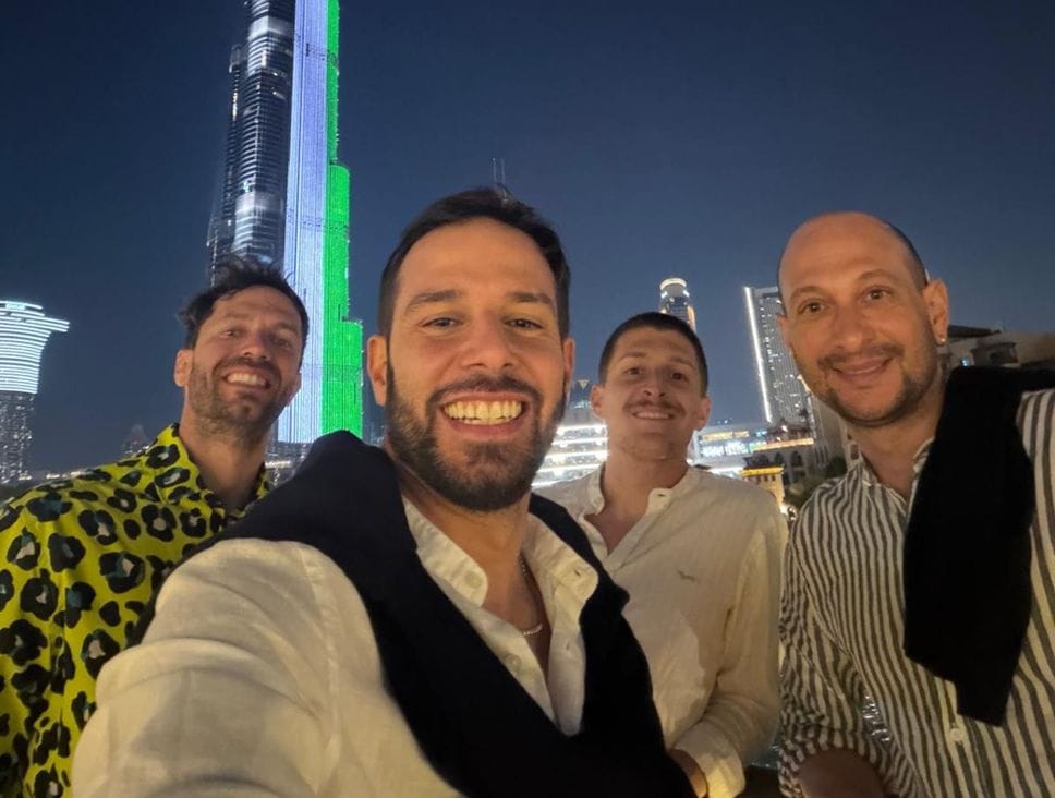 I quattro amici della Bassa davanti al Burj Khalifa di Dubai