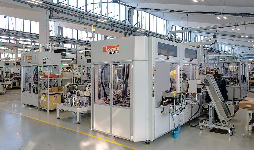 Nella sede di Gorle di LOVATO Electric si concentrano ricerca e sviluppo, progettazione, test di laboratorio e produzione, tutti in uno solo stabilimento.