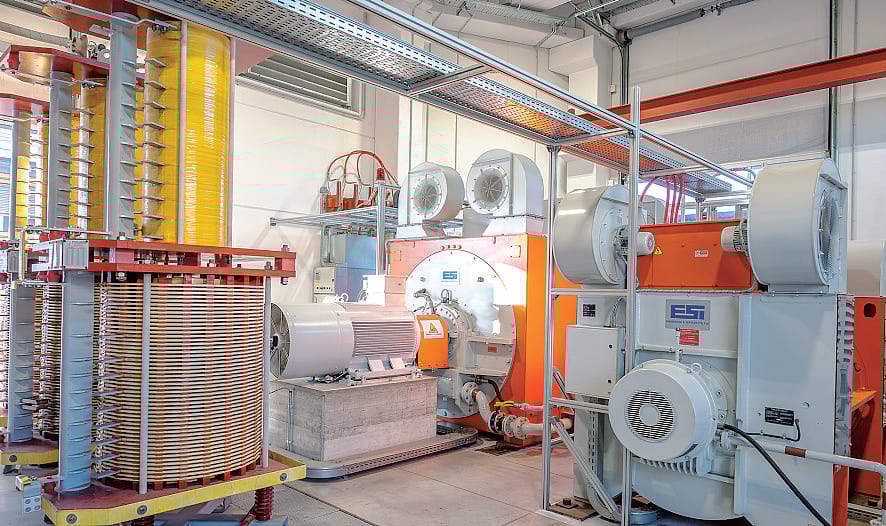 LOVATO Lab è il laboratorio di ricerca e sviluppo dell’azienda di Gorle, con impianti avanzati quali una camera anecoica, camere climatiche e alternatori per prove di corto circuito.