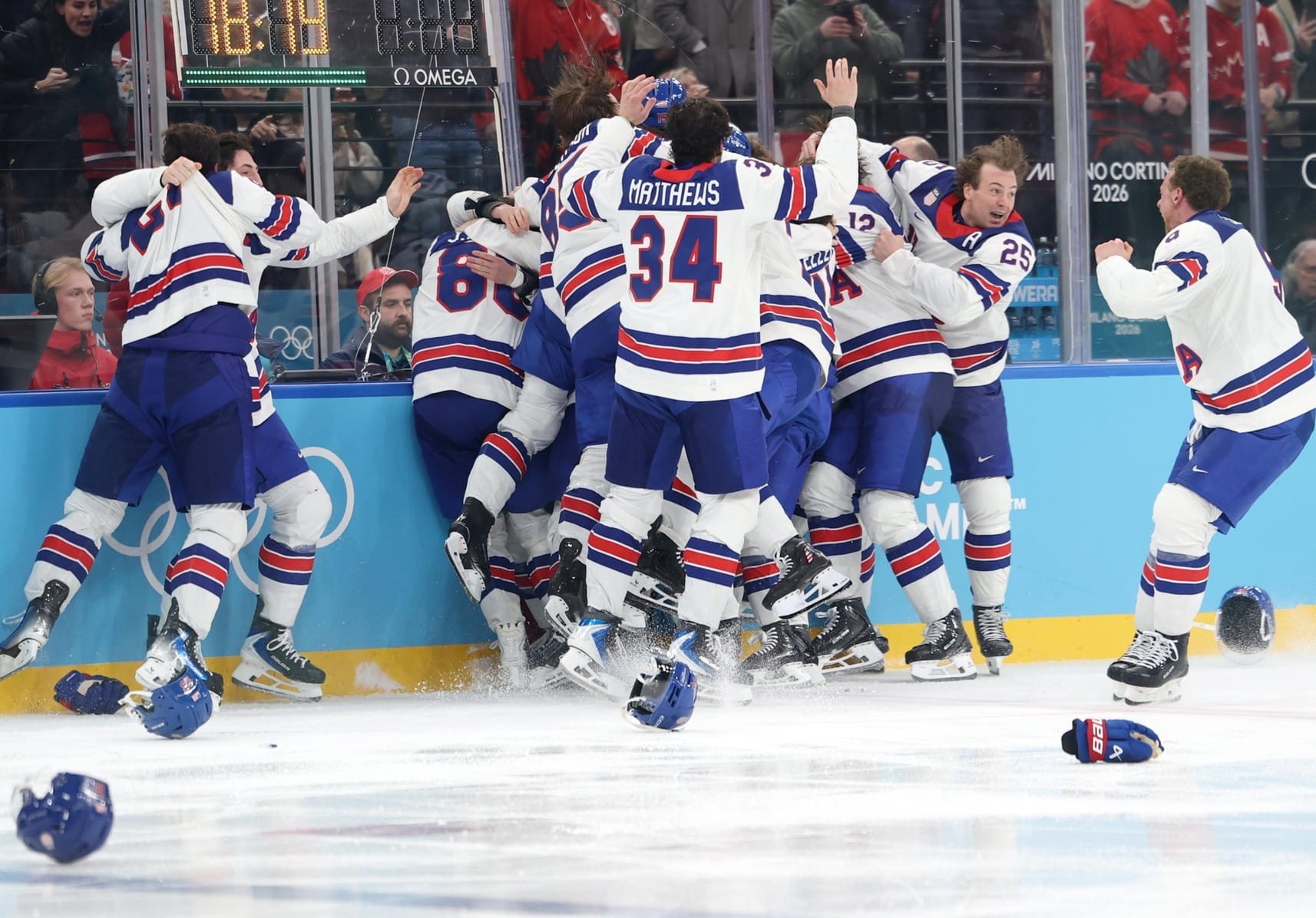 La nazionale americana di hockey celebra la medaglia d’oro alle Olimpiadi di Milano Cortina