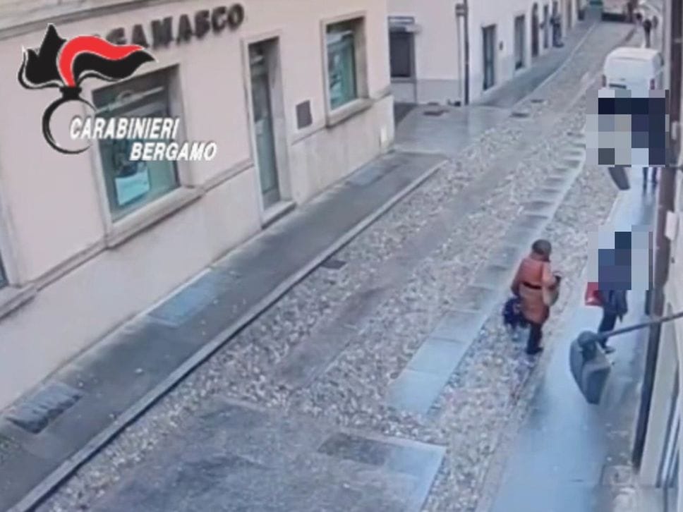 Alcuni frame dalle telecamere: la signora esce dopo il prelievo