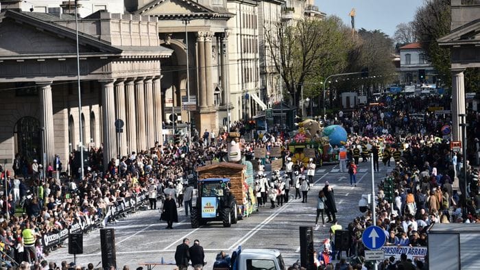 sfilata di mezza quaresima oltre 50 carri per le vie del centro