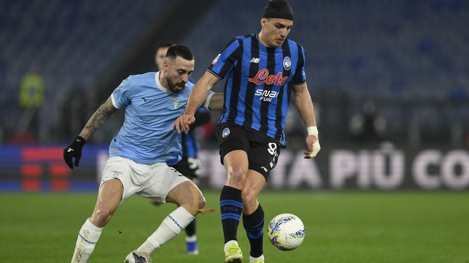 Nikola Krstovic in azione contro la Lazio nella semifinale d’andata di Coppa Italia: il montenegrino dovrebbe partire dal 1’ anche sabato 7 contro l’Udinese