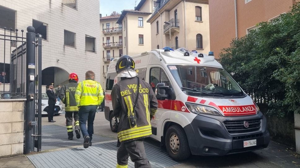 Via Borfuro e Tribunale bloccati per un paio d’ore da un uomo che ha minacciato di darsi fuoco: Vigili del fuoco, soccorritori 118 e Carabinieri in campo