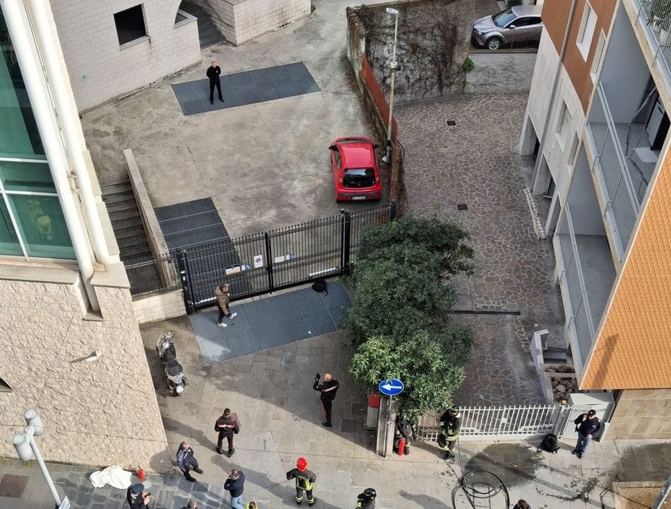 L’uomo nascosto dietro alcuni cespugli all’ingresso del parcheggio del Tribunale