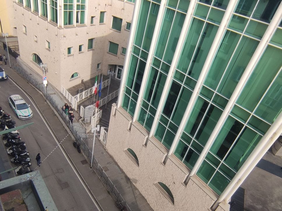 La via e il Tribunale chiusi al traffico