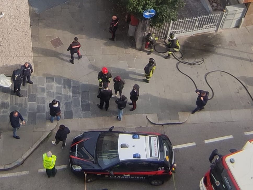 L’intervento di Carabinieri e Vigili de fuoco per tranquillizzare l’uomo