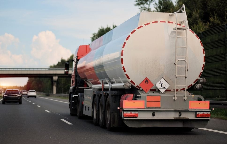 I mezzi che trasportano merci pericolose sono soggetti a controlli rigorosi , mentre i loro autisti hanno una formazione specifica