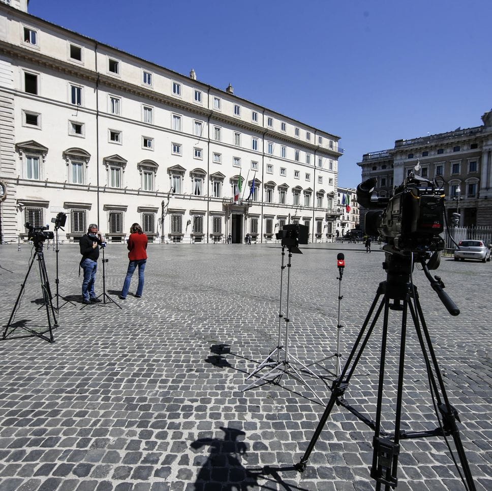 Telecamere davanti a Palazzo Chigi: il rapporto fra media e politica  è un nodo cruciale