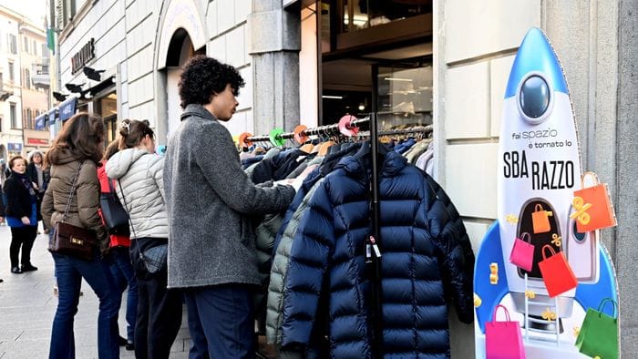 Sbarazzo, primo giorno di shopping in centro. Si va avanti fino a domenica   Video