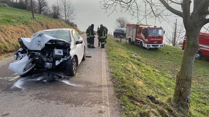 schianto contro un albero prima dell8217alba a costa volpino muore 53enne
