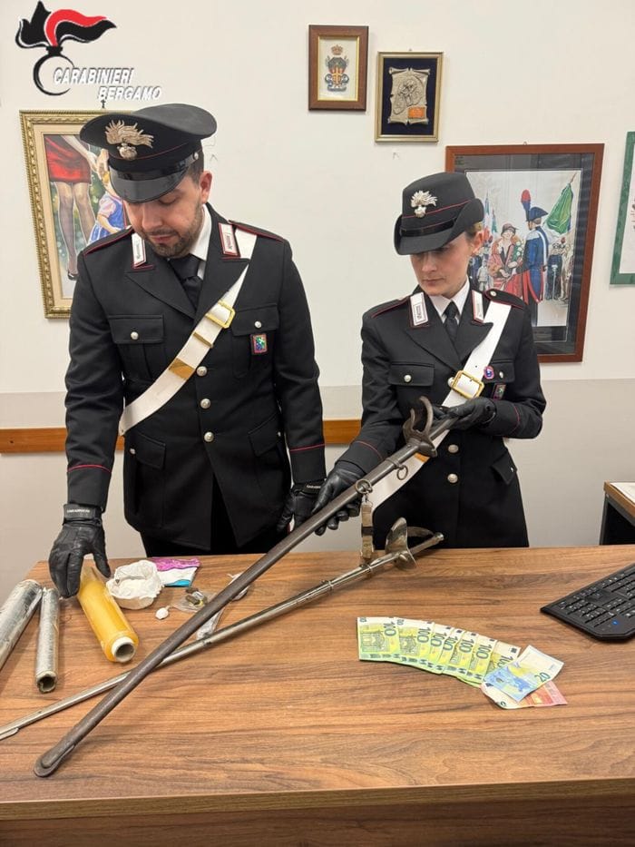 Le sciabole, i contanti e la droga sequestrate nella casa del 43enne arrestato per violenza sessuale e sequestro di persona