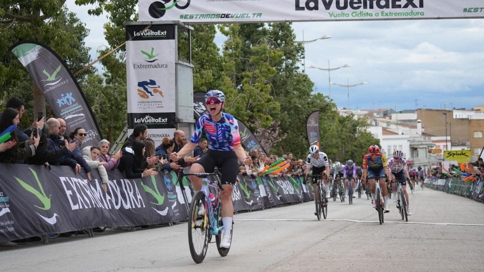 Chiara Consonni esulta sul traguardo di Fuente del Maestre, nella seconda frazione della Vuelta Extremadura, in Spagna. Alle sue spalle Elisa Balsamo