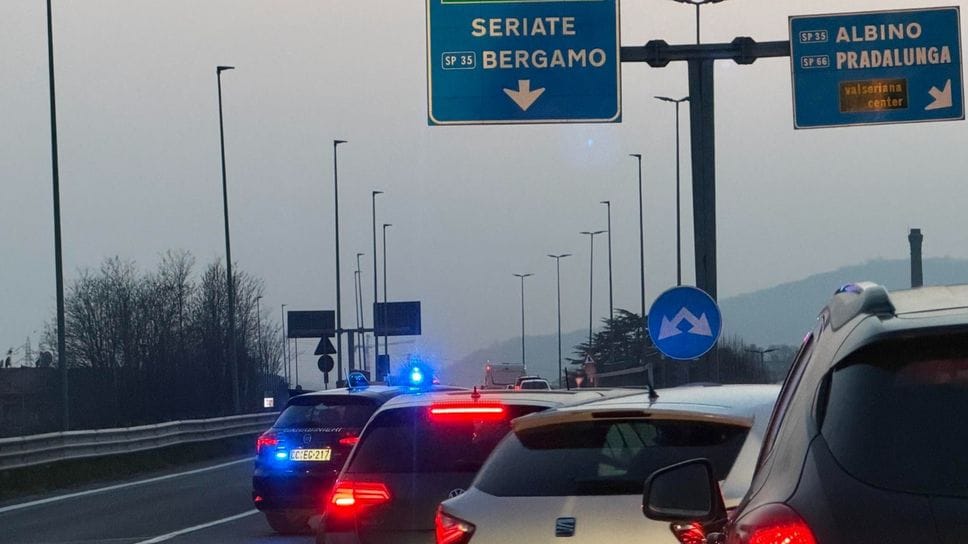 L’auto dei carabinieri che chiude il tratto di strada della statale 671 della Valle Seriana a Nembro per un incidente che ha causato 9 feriti. Sabato 7 marzo alle 17.40.