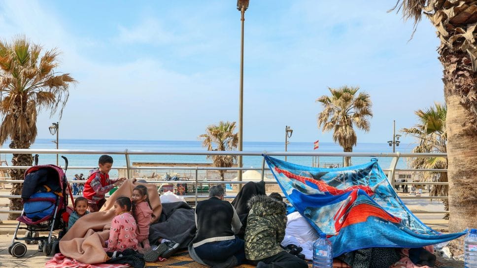 Lungomare di Beirut: sfollati fuggiti dai raid aerei israeliani sulla periferia sud della città