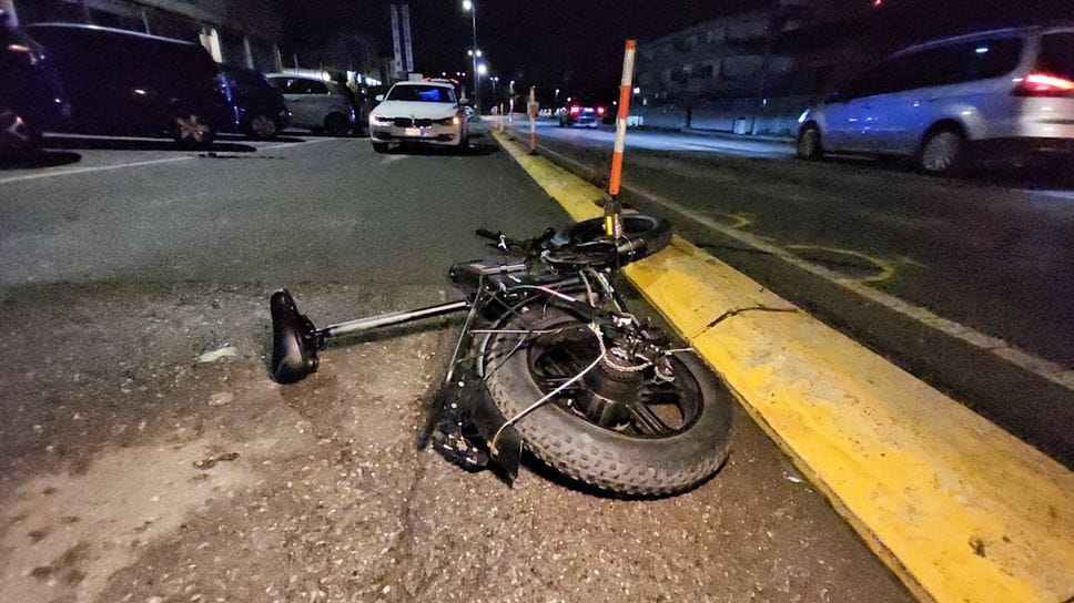 La bicicletta del 27enne spezzata dopo lo scontro